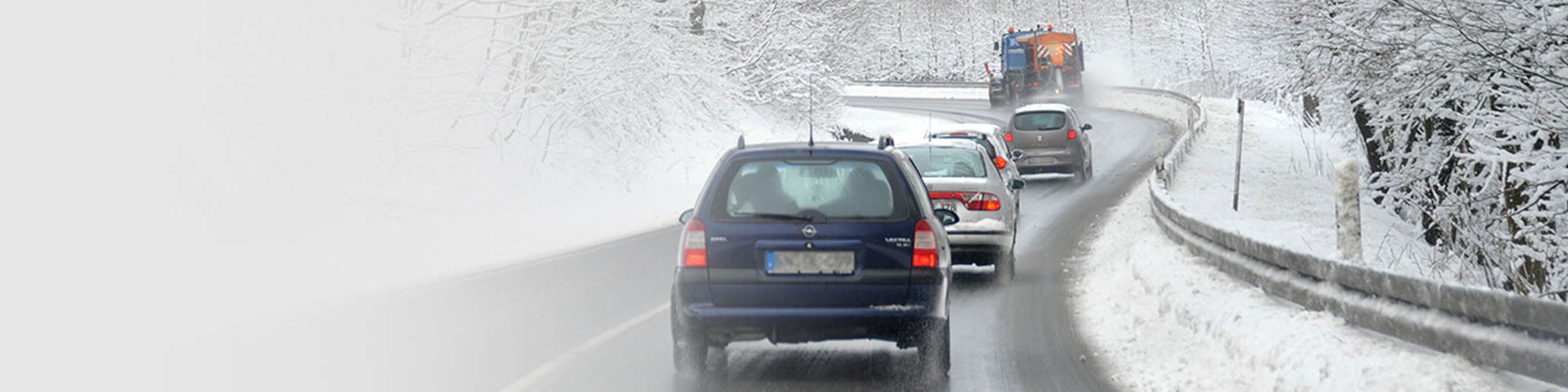 Autos auf verschneiter Straße.