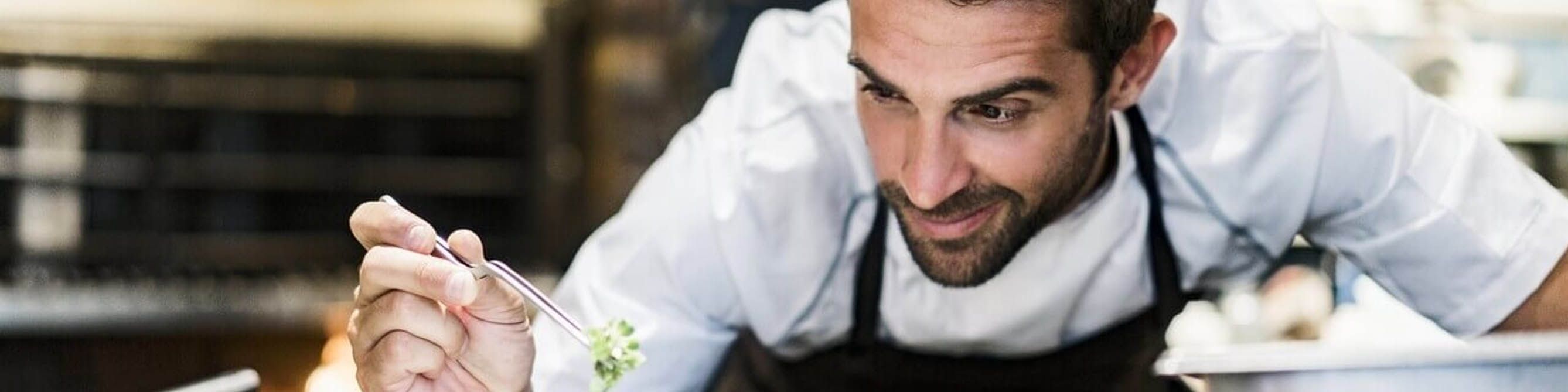 Firmenkunde aus Gastronomie-Branche arbeitet in seiner Hotelküche