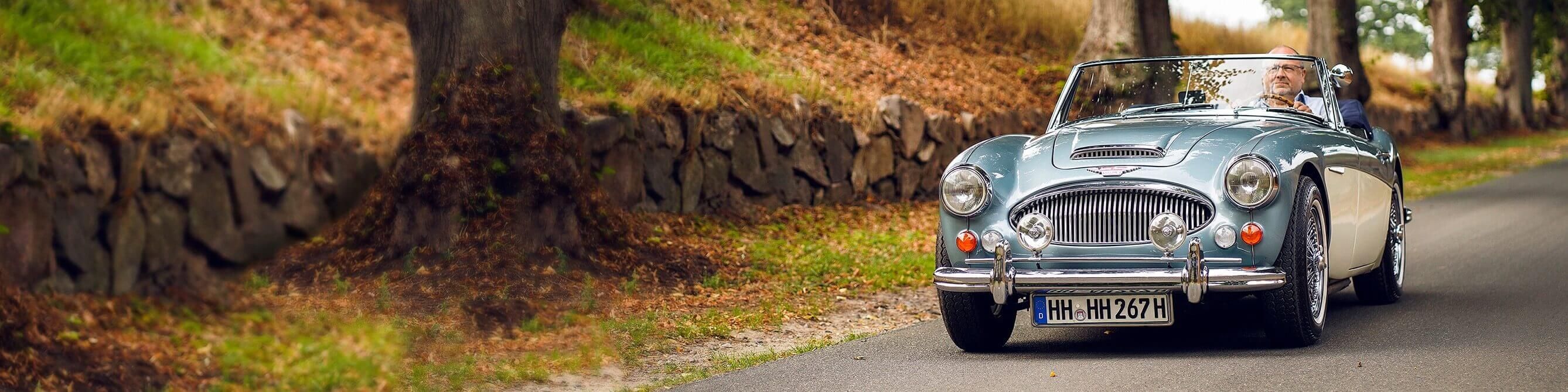 Mann fährt im Oldtimer
