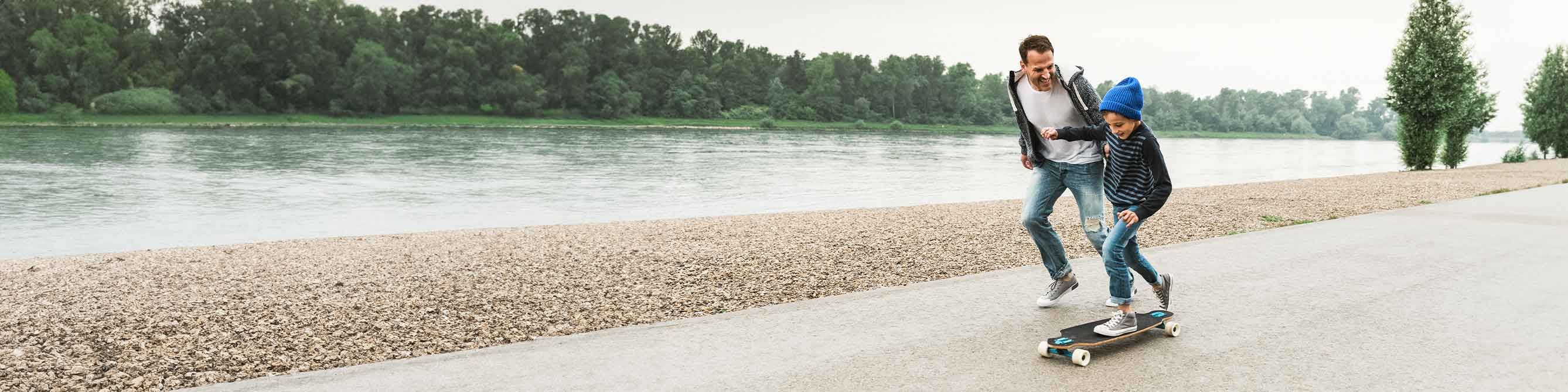 Provinzial-Kunde mit Sohn und Skateboard unterwegs