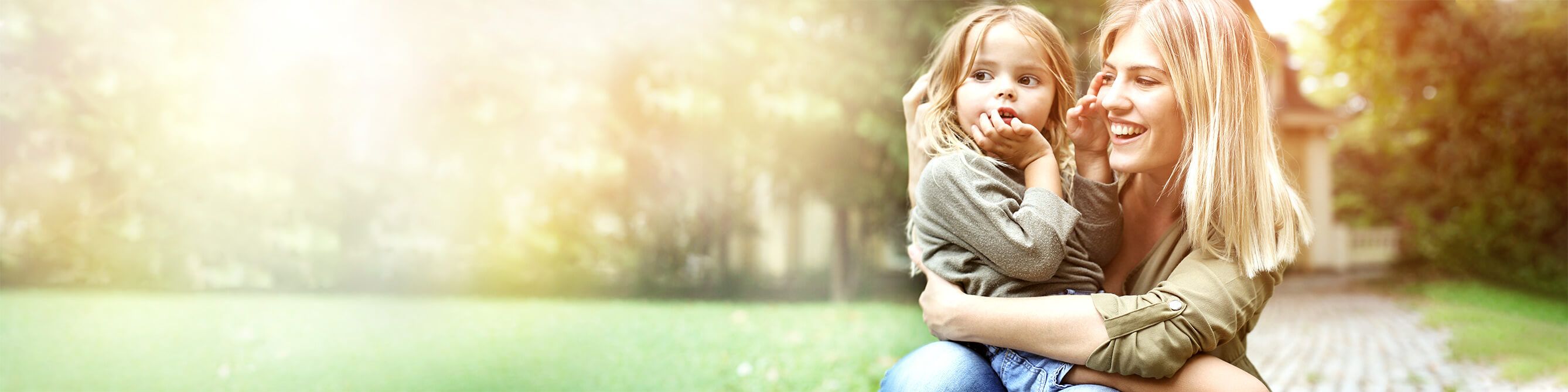 Mutter mit Tochter im Garten