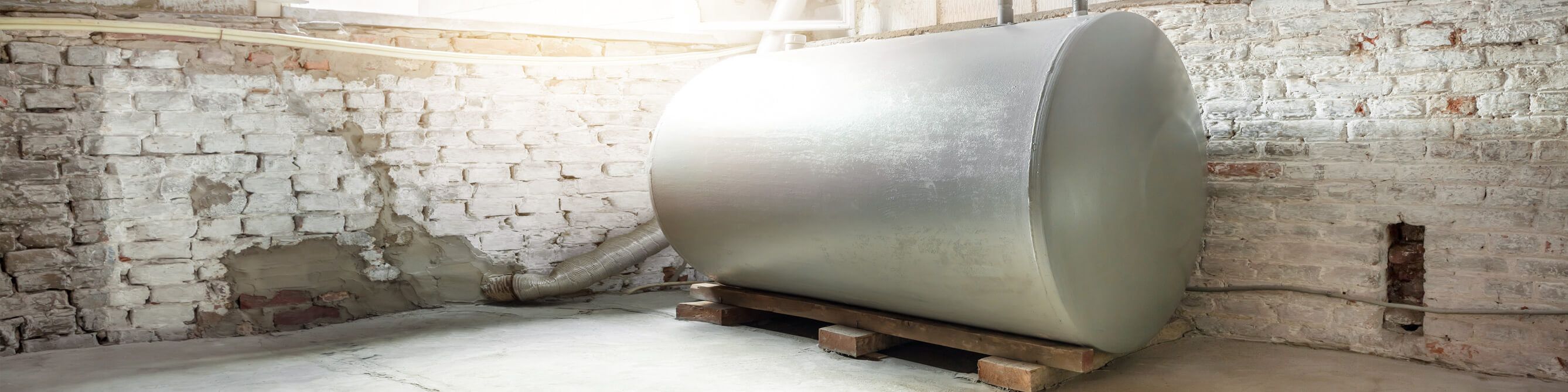 Öltankversicherung: Öltank in einem Keller