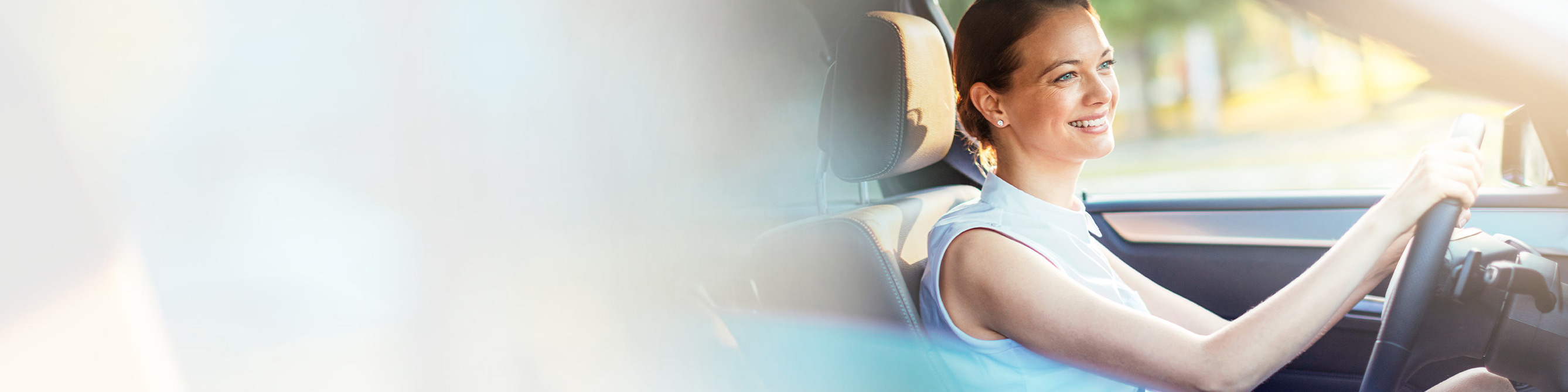 ÖRAG Verkehrs-Rechtsschutzversicherung: Lächelnde Frau im Auto