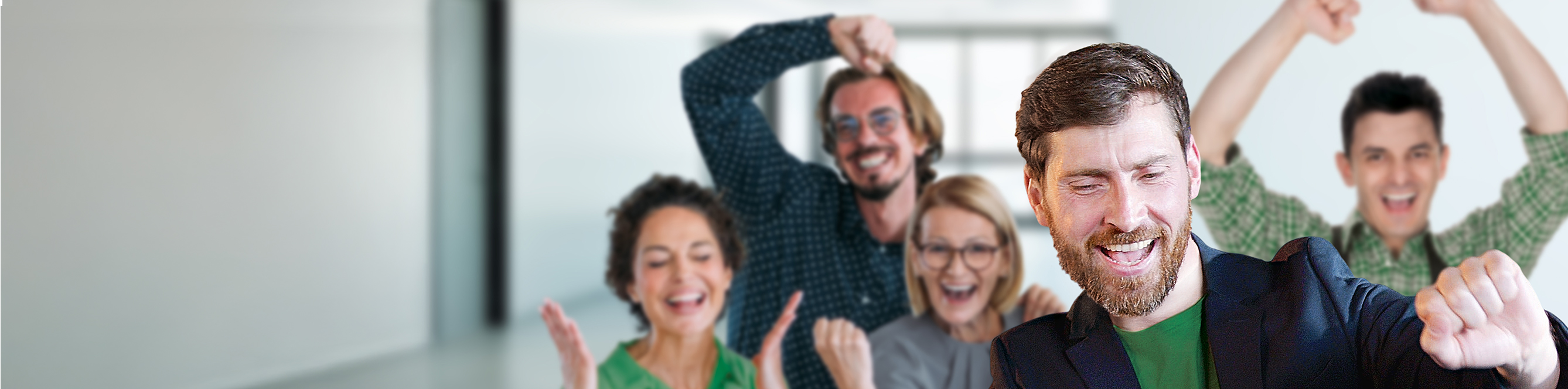 Eine Gruppe von Mitarbeitern lacht und freut sich.