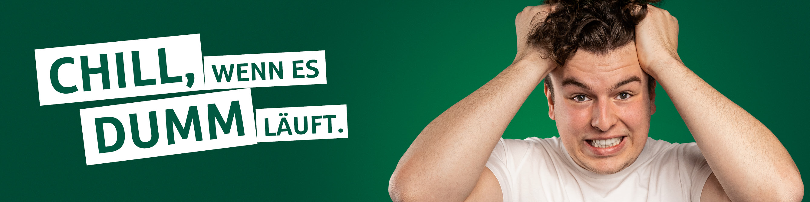 Junger Mann rauft sich die Haare