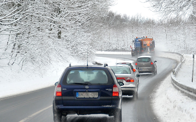 Autos fahren auf verschneiter Straße