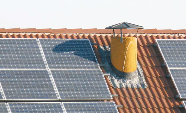 Das Bild zeigt ein Dach mit einer Photovoltaikanlage. 