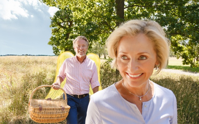 SofortRente: Ein älteres Ehepaar macht einen Ausflug in die Natur mit Picknick.